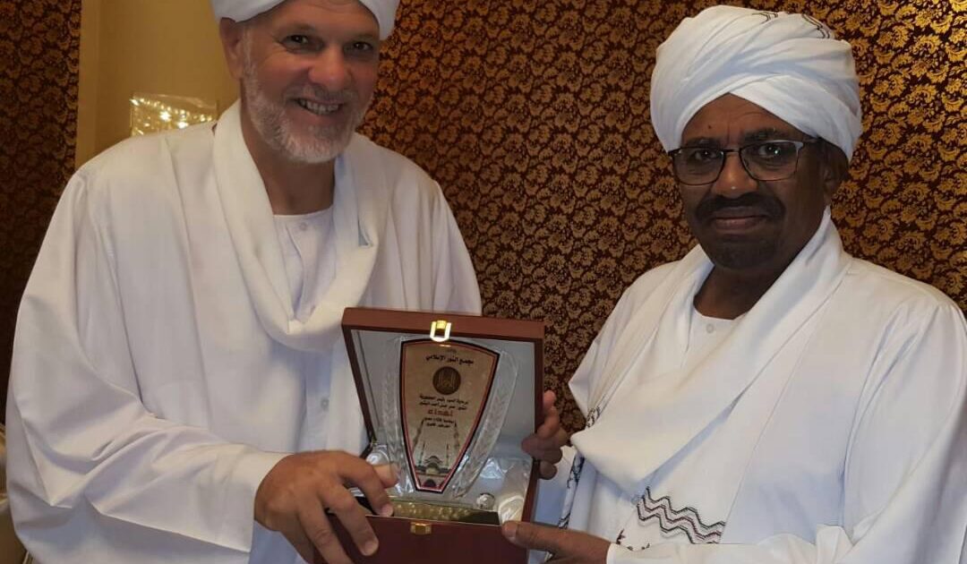 البشير يلتقي المغربي الذي جاء قاصدا الحج بالدراجة عبر عدة دول افريقية الدراج المغربي قاصداً الحج