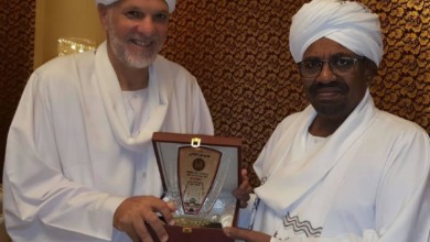 البشير يلتقي المغربي الذي جاء قاصدا الحج بالدراجة عبر عدة دول افريقية الدراج المغربي قاصداً الحج - البشير يلتقي المغربي الذي جاء قاصدا الحج بالدراجة عبر عدة دول افريقية