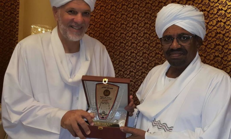 البشير يلتقي المغربي الذي جاء قاصدا الحج بالدراجة عبر عدة دول افريقية الدراج المغربي قاصداً الحج