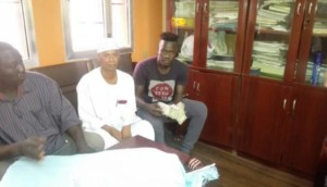 بالصورة...مجلس المريخ يسلّم سيف تيري مستحقاته تيري