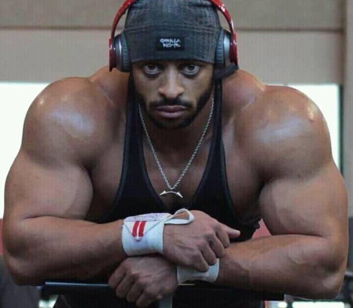 قصة البطل السوداني الراحل محمد عبد اللطيف.. من “سيكيورتي” لا يتجاوز راتبه 2000 ريال إلى بطل كمال أجسام محمد عبداللطيف كمال اجسام