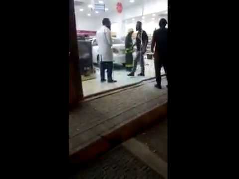 شاهد... سعودية تقتحم صيدلية بسيارتها 98698