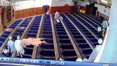 فيديو.. مختل عقلياً يهاجم المصلين داخل مسجد في إندونيسيا 98701