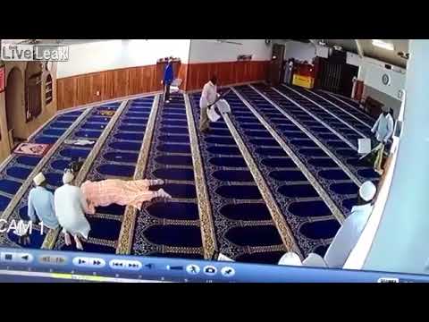فيديو.. مختل عقلياً يهاجم المصلين داخل مسجد في إندونيسيا 98701