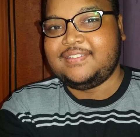 سبحان الله.. (طالب الصيدلة) الفقيد يتلقى هدية في زمن غريب قبيل وفاته والمُهدي شخص لا يعرفه..! الملهم