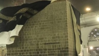 باب الكعبة الذي كشفت عنه الرياح