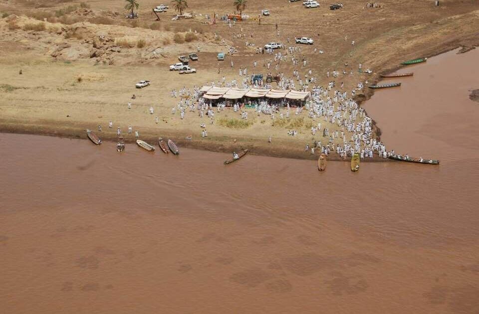 في مشهد مهيب.. أسر الطلاب الغرقى تنصب صيوان العزاء على ضفاف النيل إنتظاراً لإنتشال الجثامين حادث غرق طلاب السليم