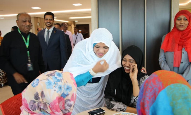 وزيرة الاتصالات ترد على انتشار صورة موظفة زين دكتورة تهاني