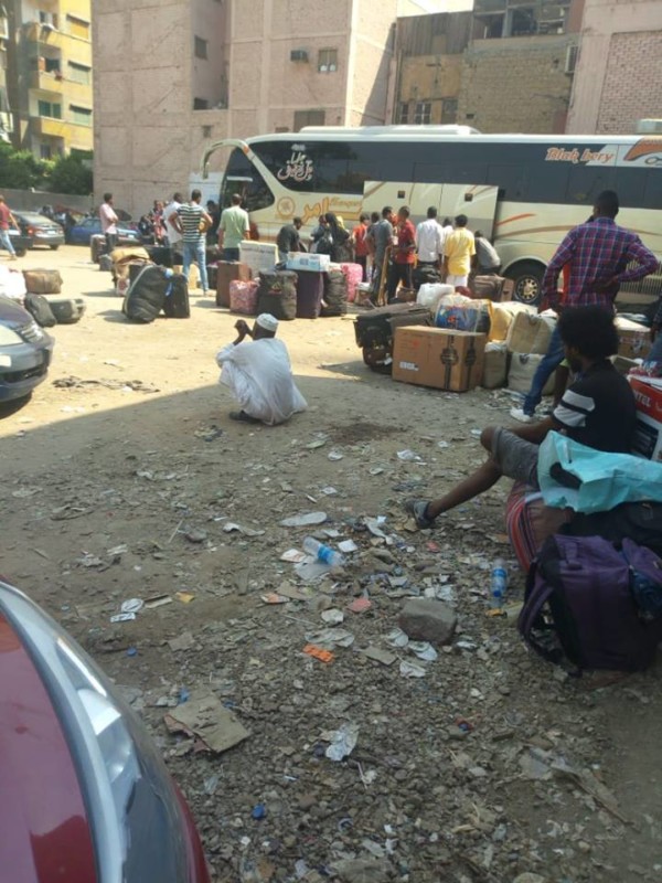 بالصور ..قرار مصري جديد يتسبب في احتجاز اكثر من 600 سوداني بالقاهرة سودانيين عالقين بمصر