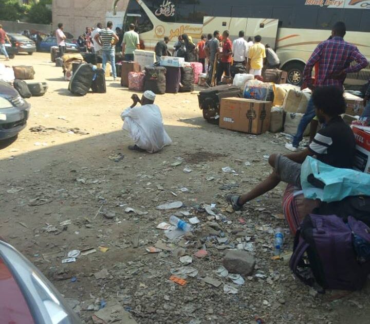 بالصور ..قرار مصري جديد يتسبب في احتجاز اكثر من 600 سوداني بالقاهرة سودانيين عالقين بمصر