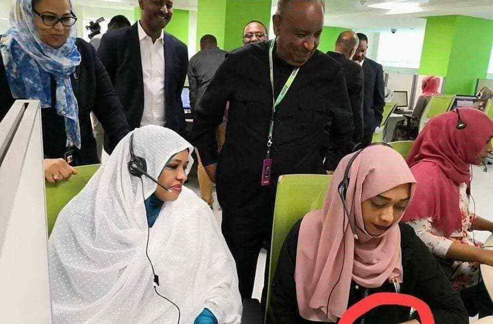 موظفة "خدمات المشتركين " بشركة زين تصدم مواقع التواصل الاجتماعي موظفة خدمات مشتركين زين