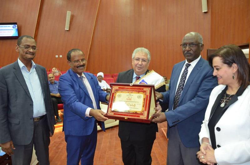 اتحاد الغرف التجارية السوداني يكرم السفير المصري اتحاد الغرف التجارية يكرم السفير المصري