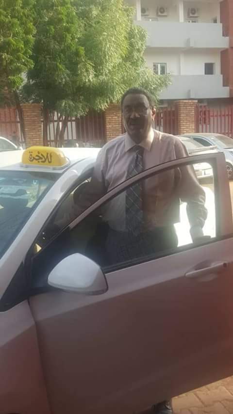بالصورة : الاعلامي السوداني الشهير “عبدالباقي الظافر” يتحول للعمل سائق تاكسي بشوارع الخرطوم عبد الباقي الظافر
