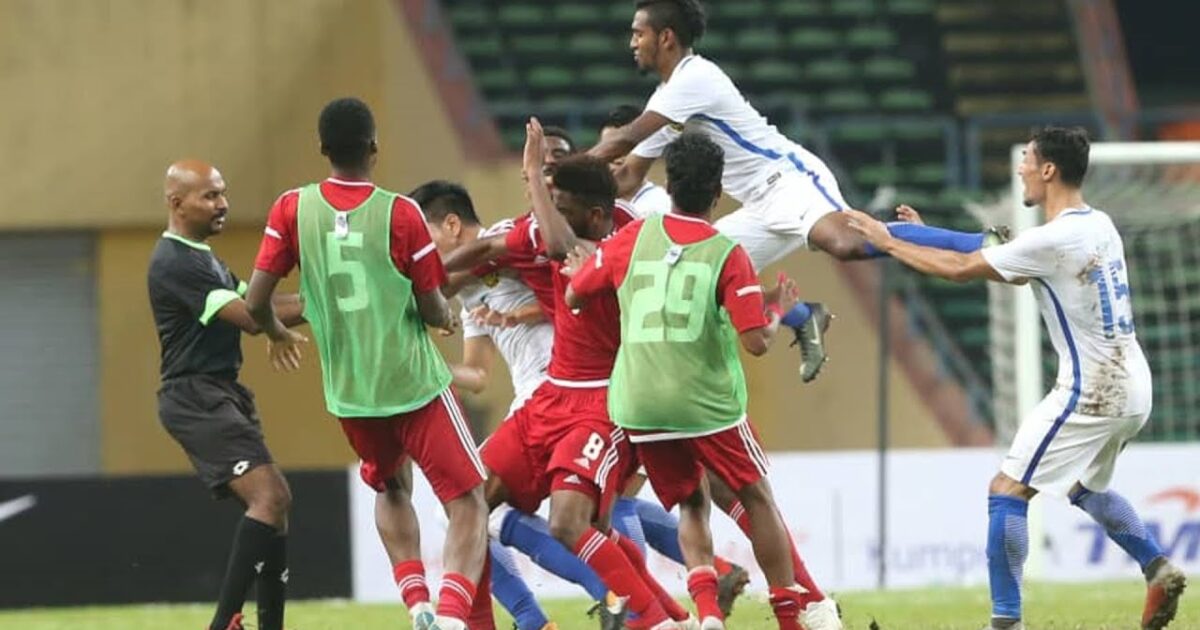 بالفيديو ... مباراة تتحول إلى عراك بين منتخبي الإمارات وماليزي 101946