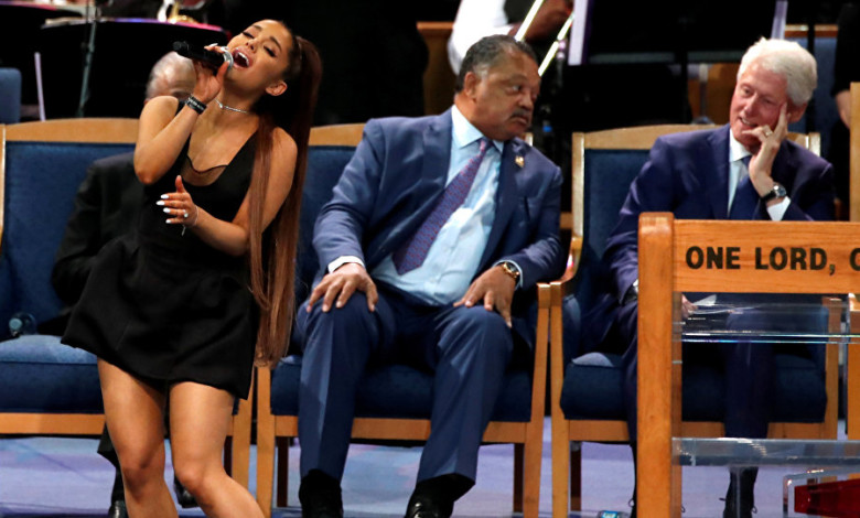 بالصور... نظرات كلينتون للمطربة أريانا غراندي تضعه مجددا في موقف محرج 1035018003