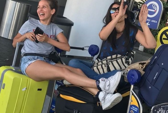 منى زكى تكشف حقيقة احتجازها مع جميلة عوض بأحد مطارات الولايات المتحدة 480201808080756265626