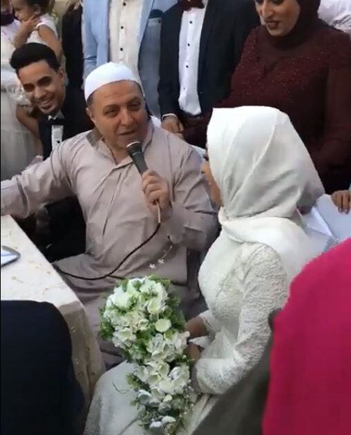 فيديو ..المأذون الفرفوش رزق.. مولانا بيقول للعروسة "أحلى بيبى فى الدنيا".. 65492 00