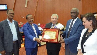 اتحاد الغرف التجارية السوداني يكرم السفير المصري اتحاد الغرف التجارية يكرم السفير المصري
