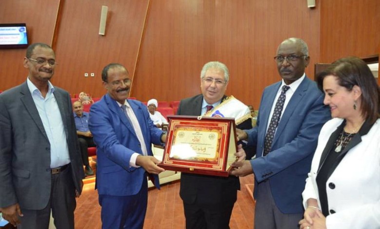 اتحاد الغرف التجارية السوداني يكرم السفير المصري اتحاد الغرف التجارية يكرم السفير المصري