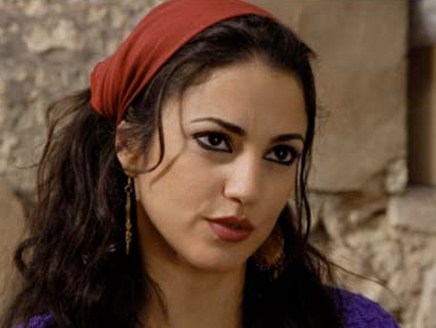 شاهد.. وصلة رقص مثيرة للممثلة درة على أغنية متغاظ التونسية درة