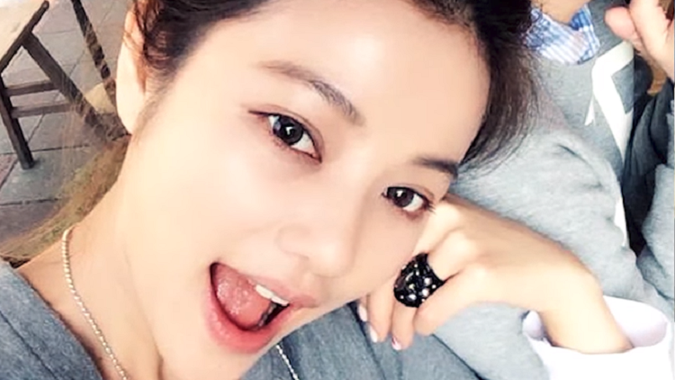 الجمال الخالد.. امرأة بعمر الـ43 تبدو وكأنها "طفلة"! (صور) الجمال