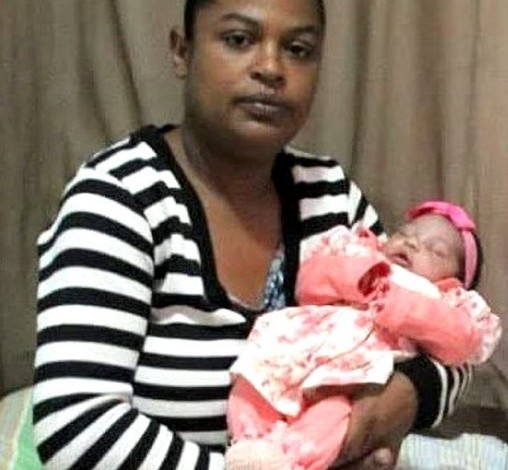 عقرب سام يختبئ داخل "حفاض" طفلة عمرها 3 أيام.. ماحدث لها مُروع ام