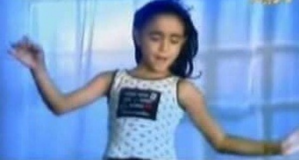 الطفلة التي غنت "بابا فين" أصبحت عروسة جميلة.. شاهدها بابا فين