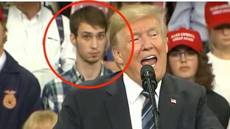 شاب خلف ترامب يثير دهشة وسخرية مواقع التواصل الاجتماعي ترامب 1