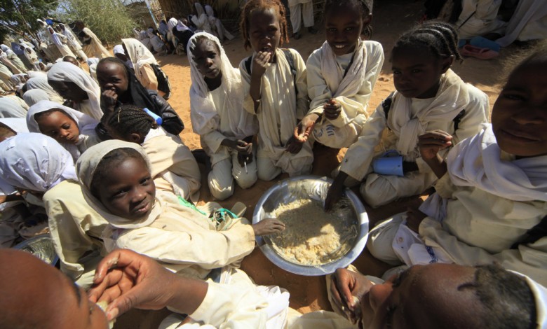 بعد التصريح المثير للجدل لقيادي بالمؤتمر الوطني.. الأمين العام لـ(بنك الطعام): قرأت (14) كتاباً للرد على ذلك التصريح تلميذات