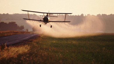 طائرة رش مبيدات
