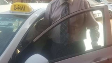 بالصورة : الاعلامي السوداني الشهير “عبدالباقي الظافر” يتحول للعمل سائق تاكسي بشوارع الخرطوم عبد الباقي الظافر