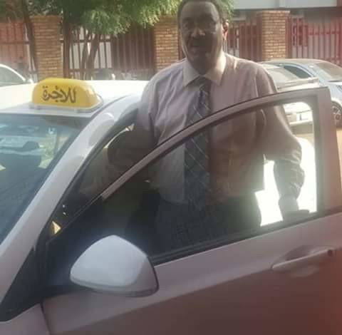 بالصورة : الاعلامي السوداني الشهير “عبدالباقي الظافر” يتحول للعمل سائق تاكسي بشوارع الخرطوم عبد الباقي الظافر