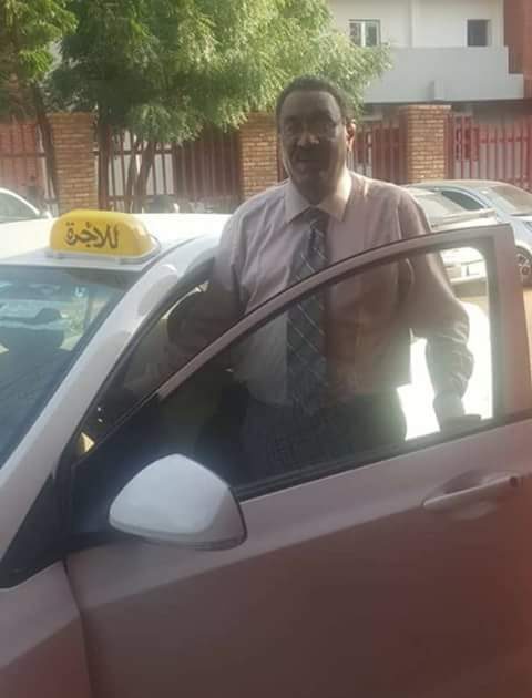 بالصورة : الاعلامي السوداني الشهير “عبدالباقي الظافر” يتحول للعمل سائق تاكسي بشوارع الخرطوم عبد الباقي الظافر