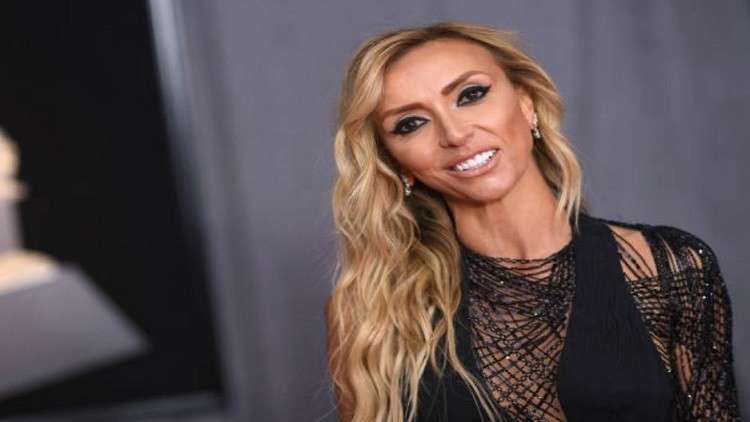 (فيديو) طفل يعرض والدته لموقف محرج أثناء تقديمها نشرة الأخبار مزيعه