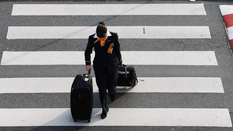 بالفيديو.."الرومانسية" تطرد مضيفة طيران من عملها! مضيفه