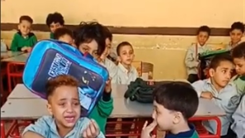 بالفيديو..تلميذ لمدرسته: «عاوز أنام ربع ساعة يا حاجة» هههههههه