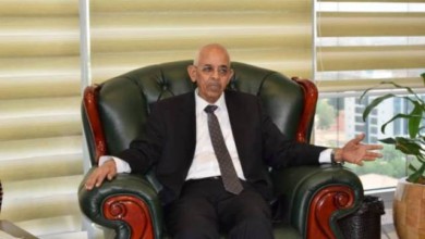 وزير العدل السوداني يقف في صف العيش ومواطن يهتف: يحيا العدل وزير العدل مولانا أحمد سالم