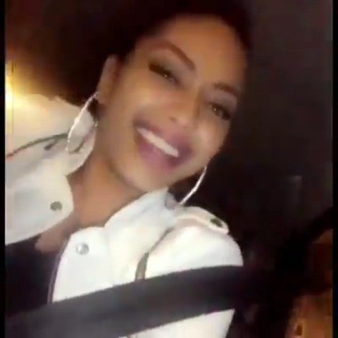 بالفيديو: فتاة سودانية تقول (أنا عروس خفيفة وما مصدقة انو عرسوني) وتعبر عن فرحتها بالرقص عروسة