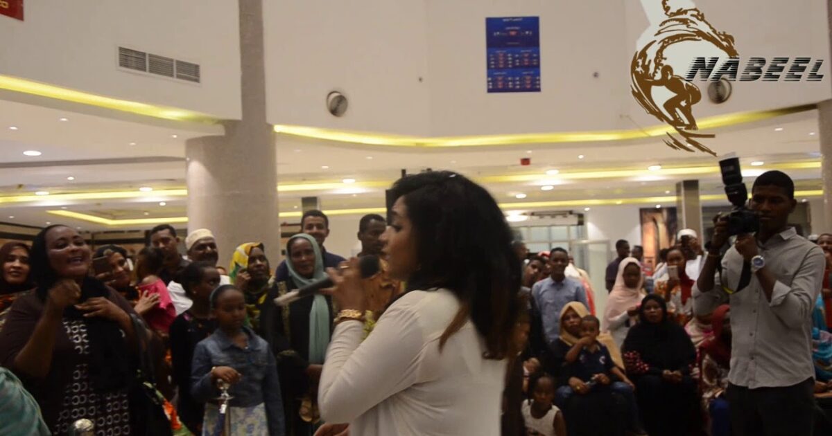 شاهد.. مطربة جنوب سودانية “نانسي كواشي” ترحب بـ منى مجدي في جوبا 109820