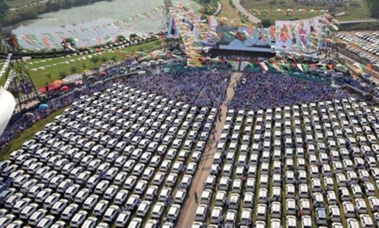 شاهد بالفيديو والصور .. مالك شركة يوزع سيارات وشقق سكنية على الموظفين 2db633ed 0fc1 4cab a974 51279aeb797b 16x9 1200x676.png