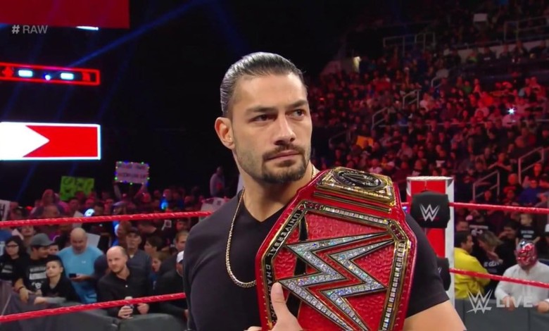 شاهد.. كيف يمثل لاعبو المصارعة الحرة الأمريكية بحيلة الدماء التي ينزفونها في النزالات المصارع رومان رينز