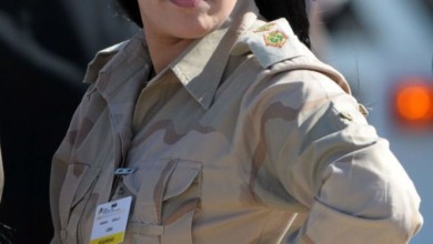 جندية ليبية تنتظر وصول الرئيس الليبي الراحل معمر القذافي، في نوفا اسبارتا، فنزويلا