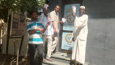 شاهد كيف تفاعل السودانيون مع عودة أموالهم للصرافات الآلية