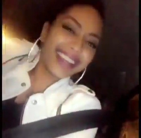 بالفيديو: فتاة سودانية تقول (أنا عروس خفيفة وما مصدقة انو عرسوني) وتعبر عن فرحتها بالرقص عروسة