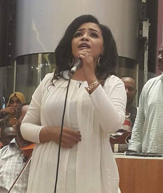 بالصور.. شاهد الجانب المشرق من حفل الفنانة مني مجدي المثير للجدل منى مجدي