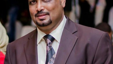 بالصورة..الشاعر والإعلامي الراحل علي همشري يكشف للصحفية فاطمة الصادق أسرار مرضه قبل يومين من رحيله همشري