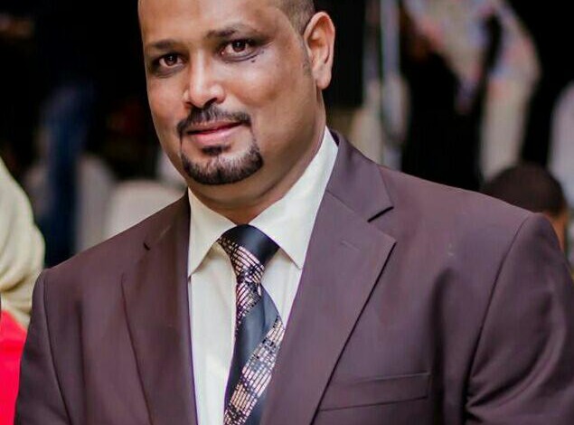بالصورة..الشاعر والإعلامي الراحل علي همشري يكشف للصحفية فاطمة الصادق أسرار مرضه قبل يومين من رحيله همشري