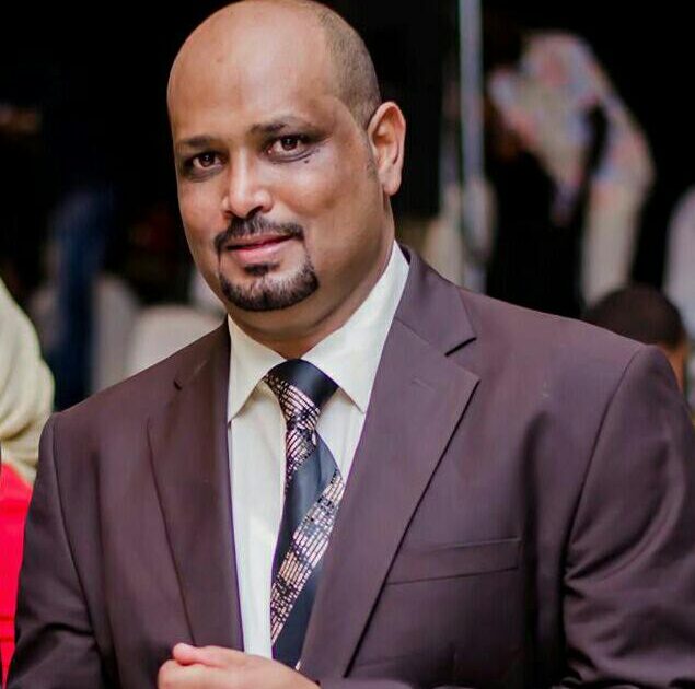 بالصورة..الشاعر والإعلامي الراحل علي همشري يكشف للصحفية فاطمة الصادق أسرار مرضه قبل يومين من رحيله همشري