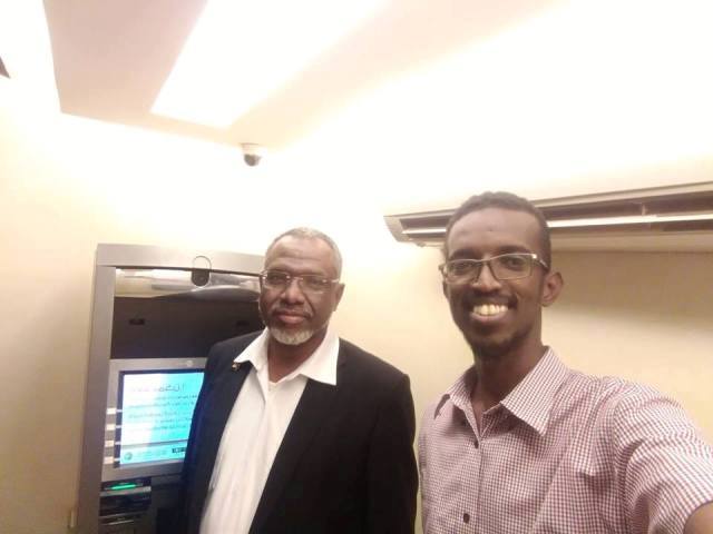 أشهر صورة سيلفي لمعتز موسى مع شاب سوداني تجعل رواد التواصل يصفونه.. أكثر رئيس متواضع في العالم العربي.. واليكم التفاصيل الحكاية معتز3