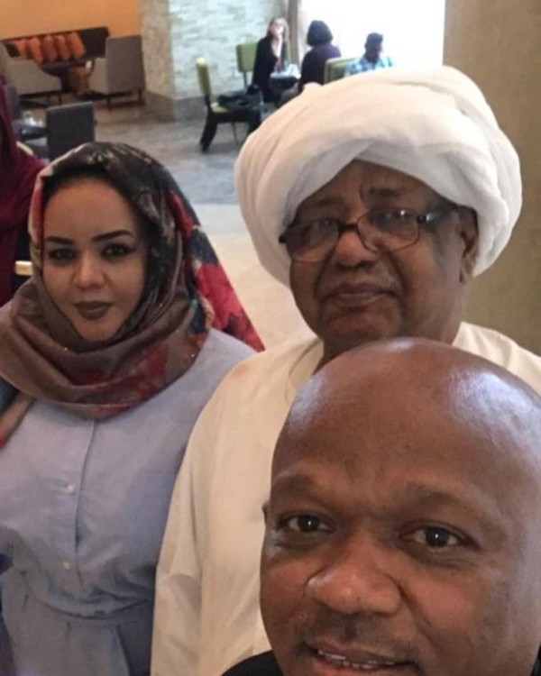 ندى القلعة تنشر صورة مع والدها وتقول :اشتقت ليك يا ابوي الله يرحمك ياعيوني 43591382 496267710850609 6408600559867963036 n